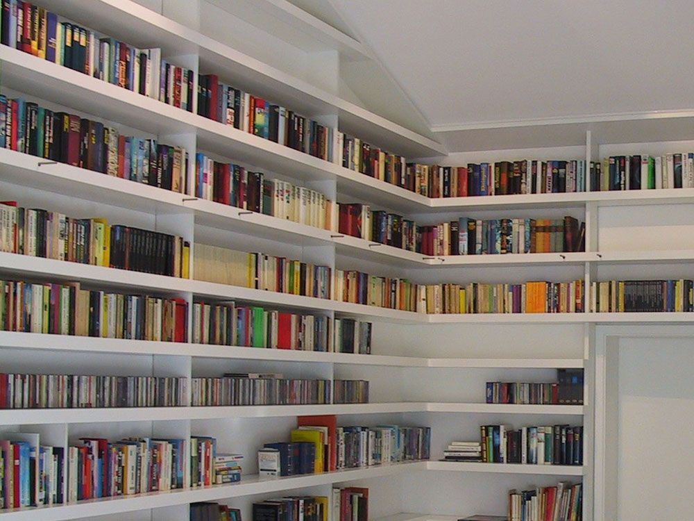 Eine Bibliothek mit vielen Büchern und CDs