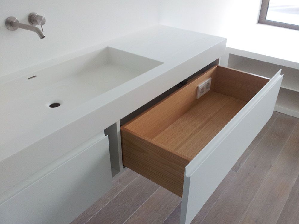 Ein Badezimmer mit einem Waschbecken und einer offenen Schublade