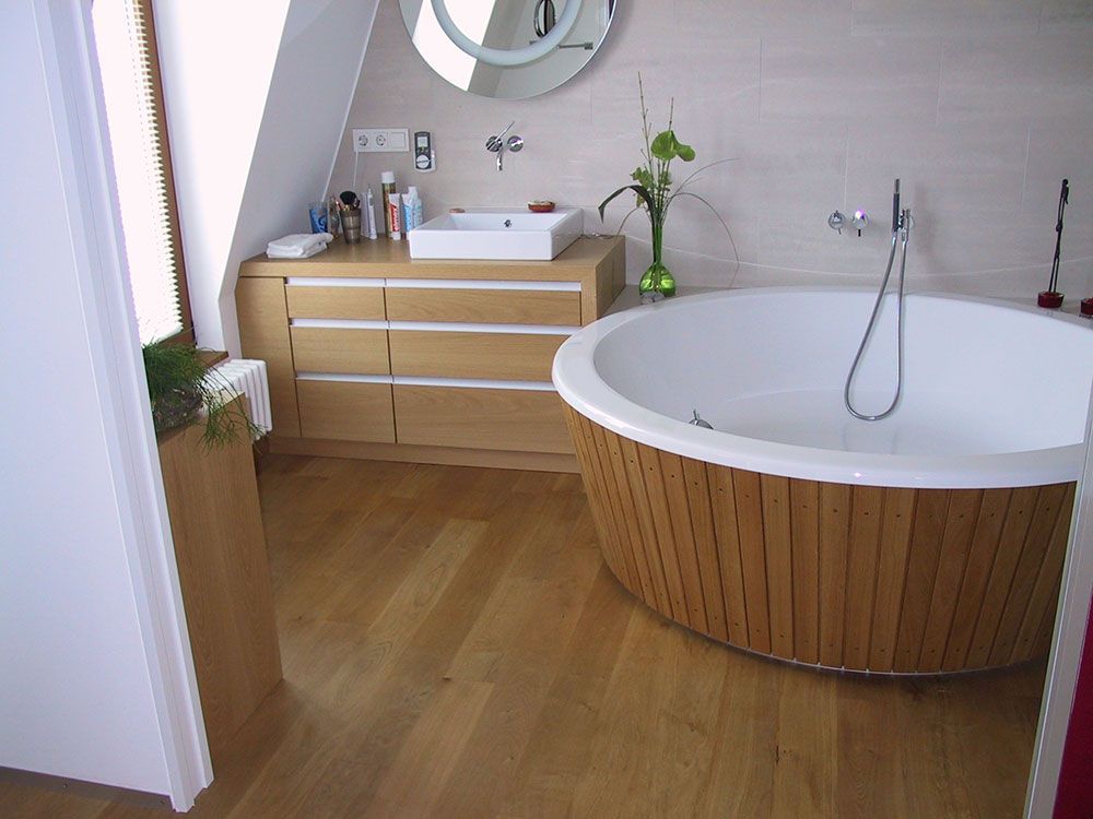 Ein Badezimmer mit runder Badewanne und Waschbecken