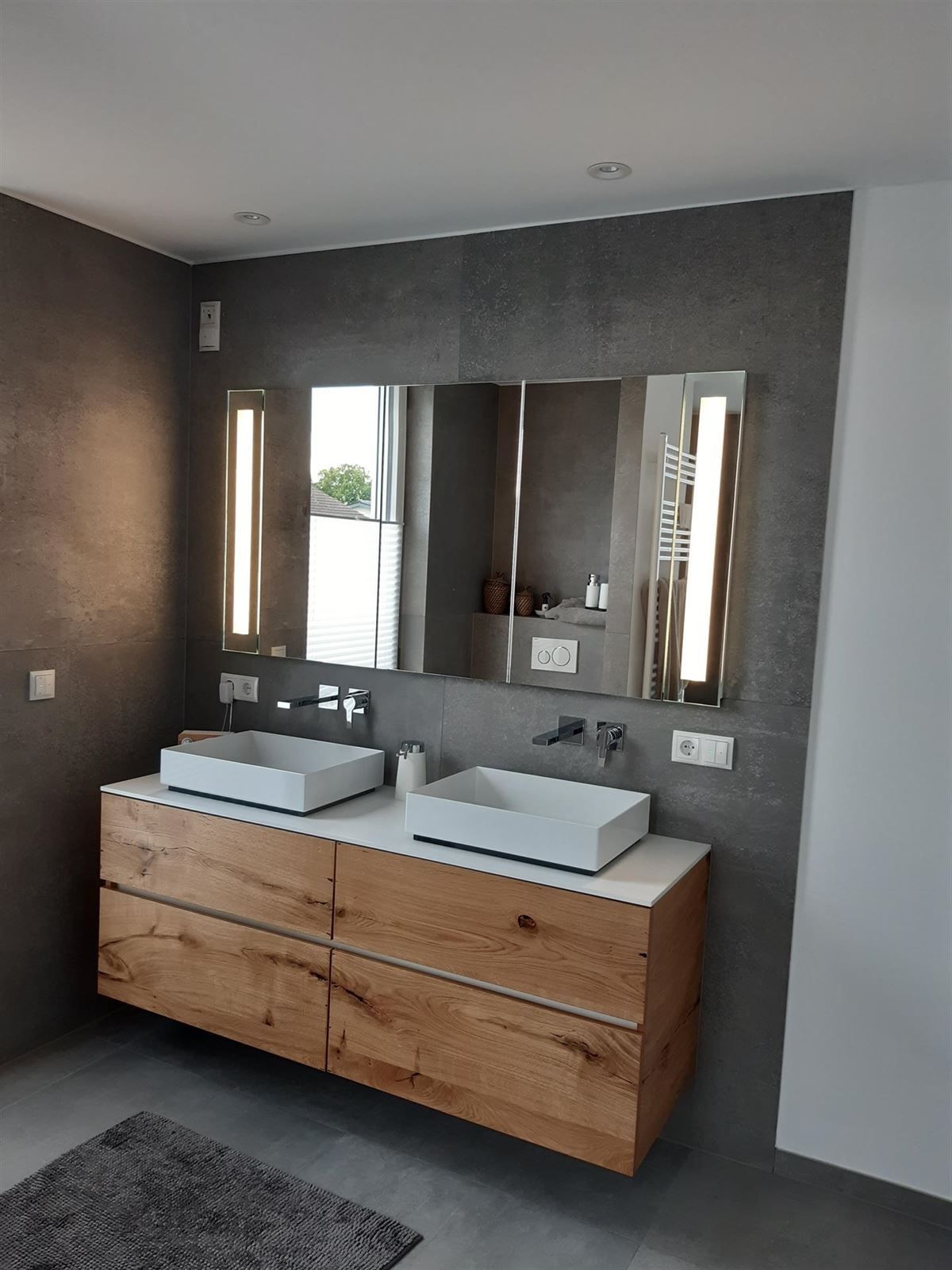 Ein Badezimmer mit zwei Waschbecken und zwei Spiegeln.
