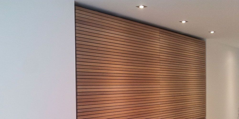 Eine Holzwand mit einem Muster in einem Raum.