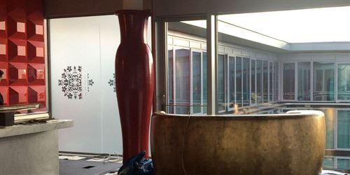 In der Mitte des Raumes steht eine große Vase.