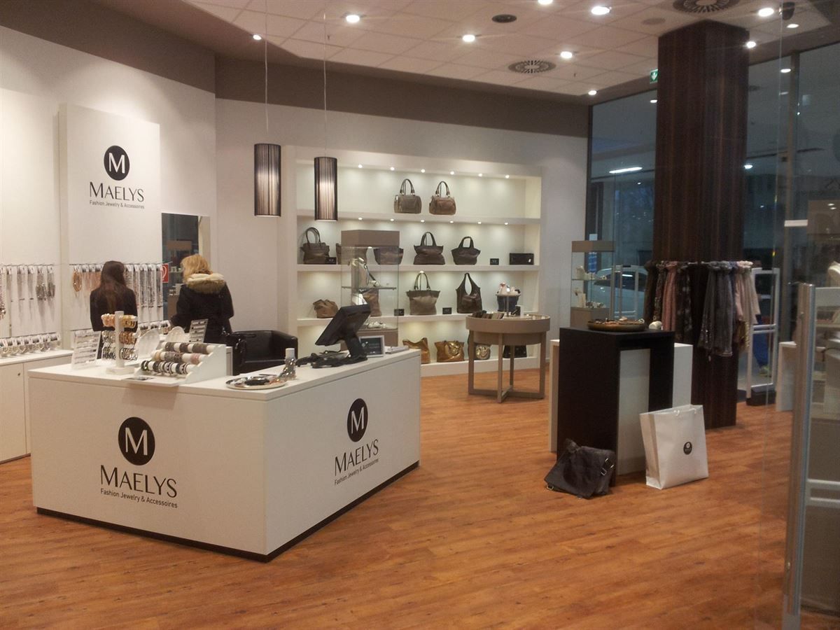 Ein Geschäft mit einer Theke, auf der „Mativs“ steht