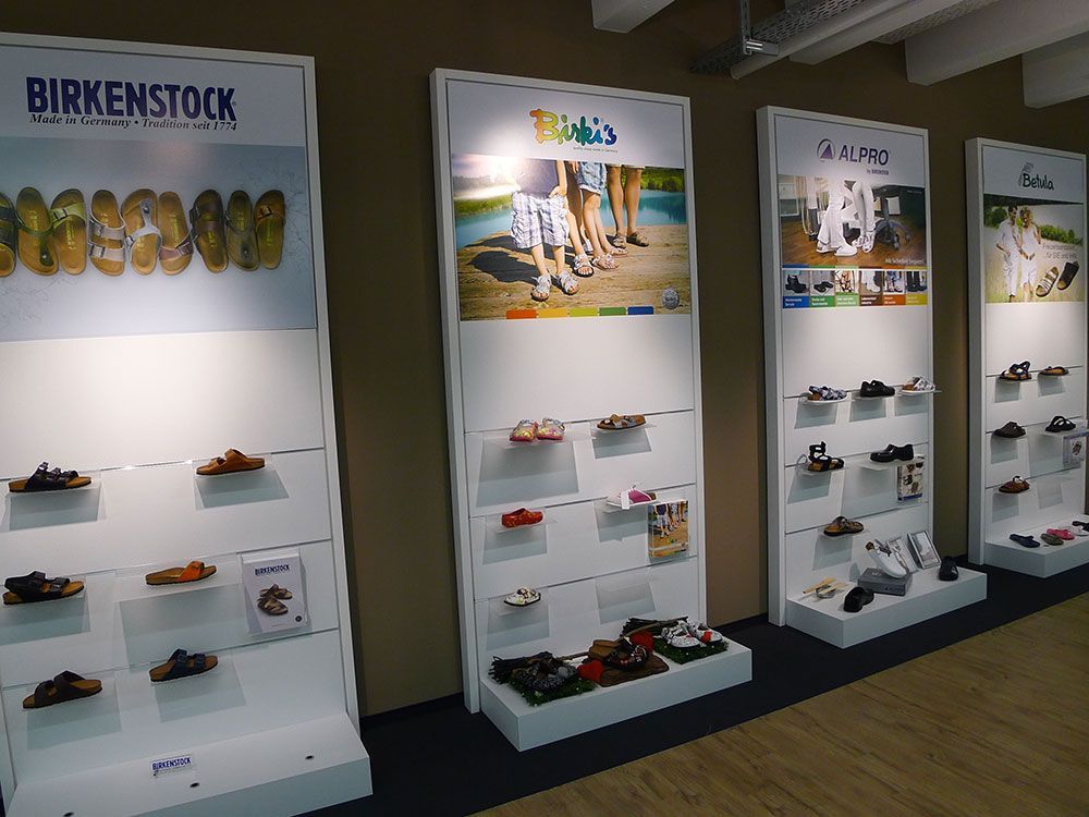 Eine Ausstellung von Birkenstock-Schuhen in einem Geschäft