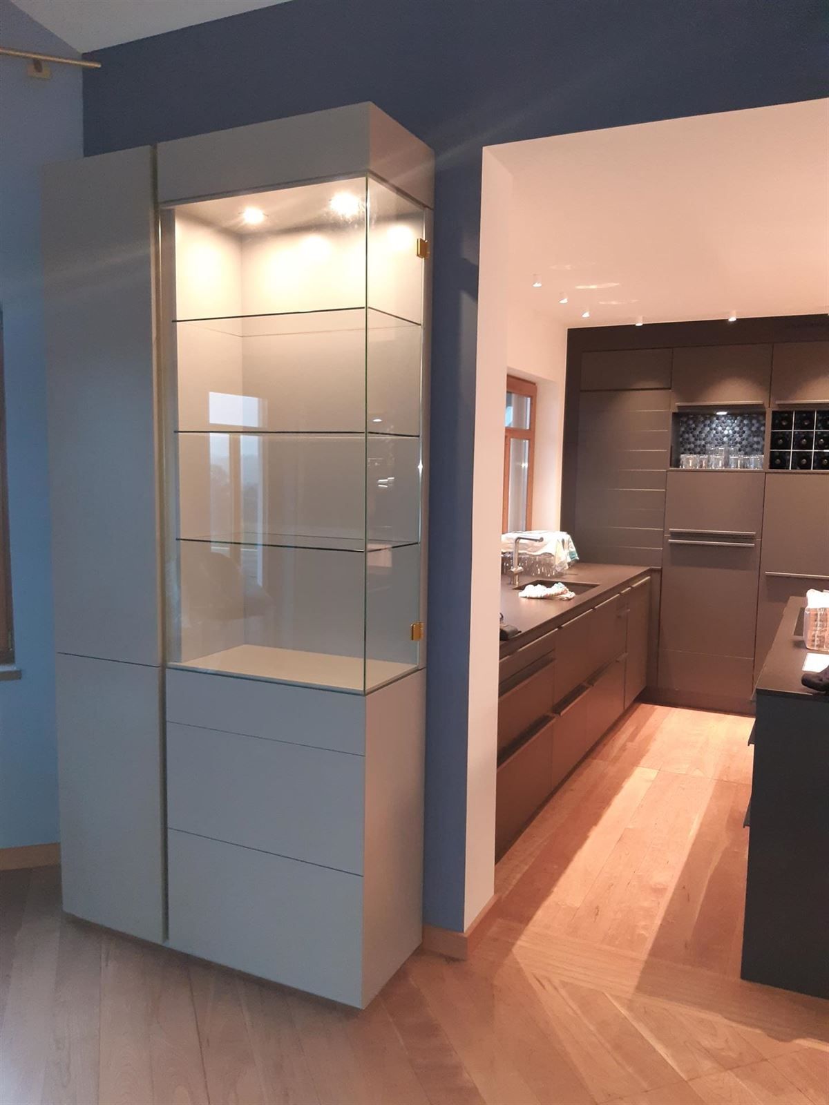 Eine Küche mit einer Glasvitrine in der Ecke