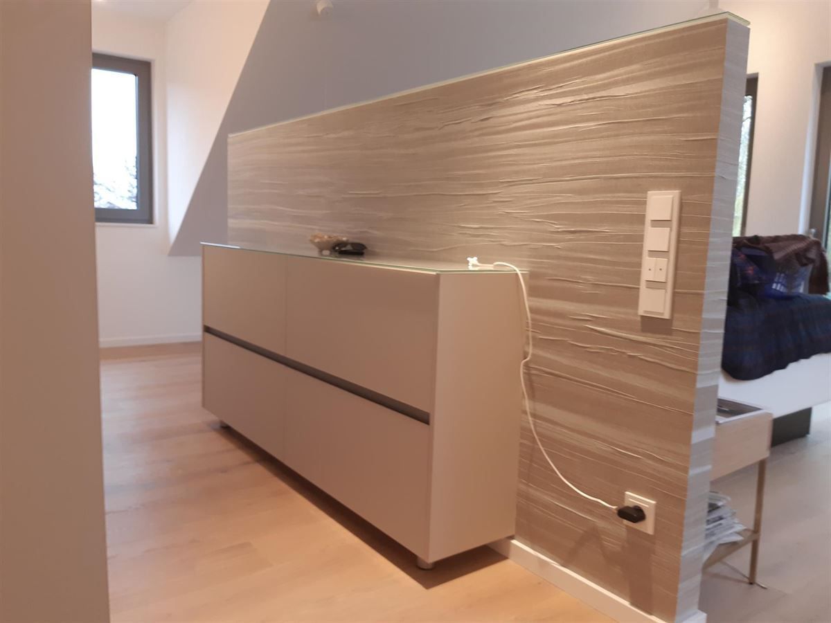 Ein Zimmer mit einer Kommode und einem Sofa darin