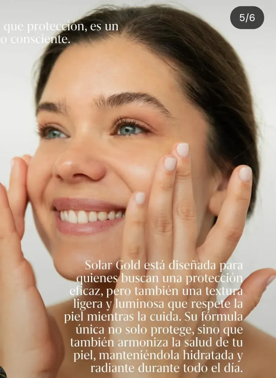 Mujer aplicándose crema blanca en las mejillas, sonriendo sobre un fondo beige.