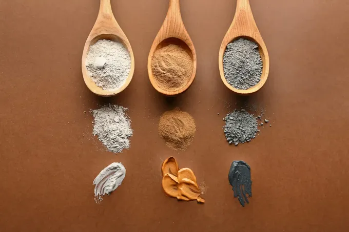 Icono de marcador de posición gris claro con un sol y montañas sobre fondo blanco
