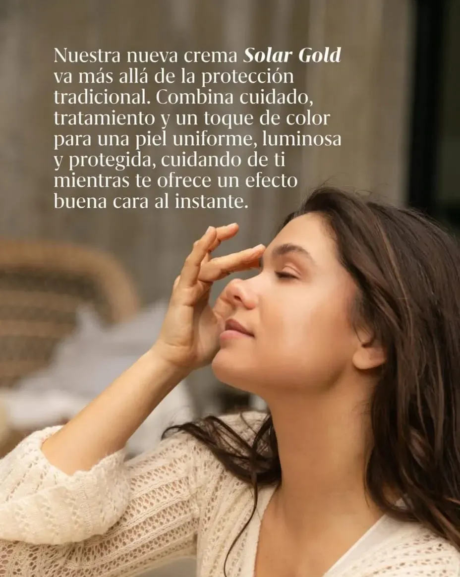 Mujer aplicando crema facial en el rostro, con texto promocional sobre Solar Gold.