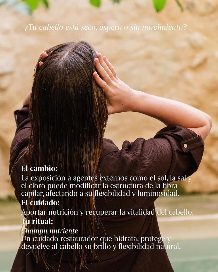 Mujer con cabello largo y oscuro tocándose la cabeza en un entorno exterior de tonos cálidos con texto en español superpuesto.