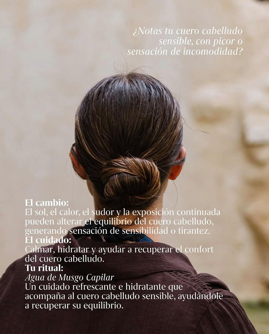 Espalda de una persona con cabello oscuro recogido en un moño, de pie contra una pared beige con texto blanco en español superpuesto.