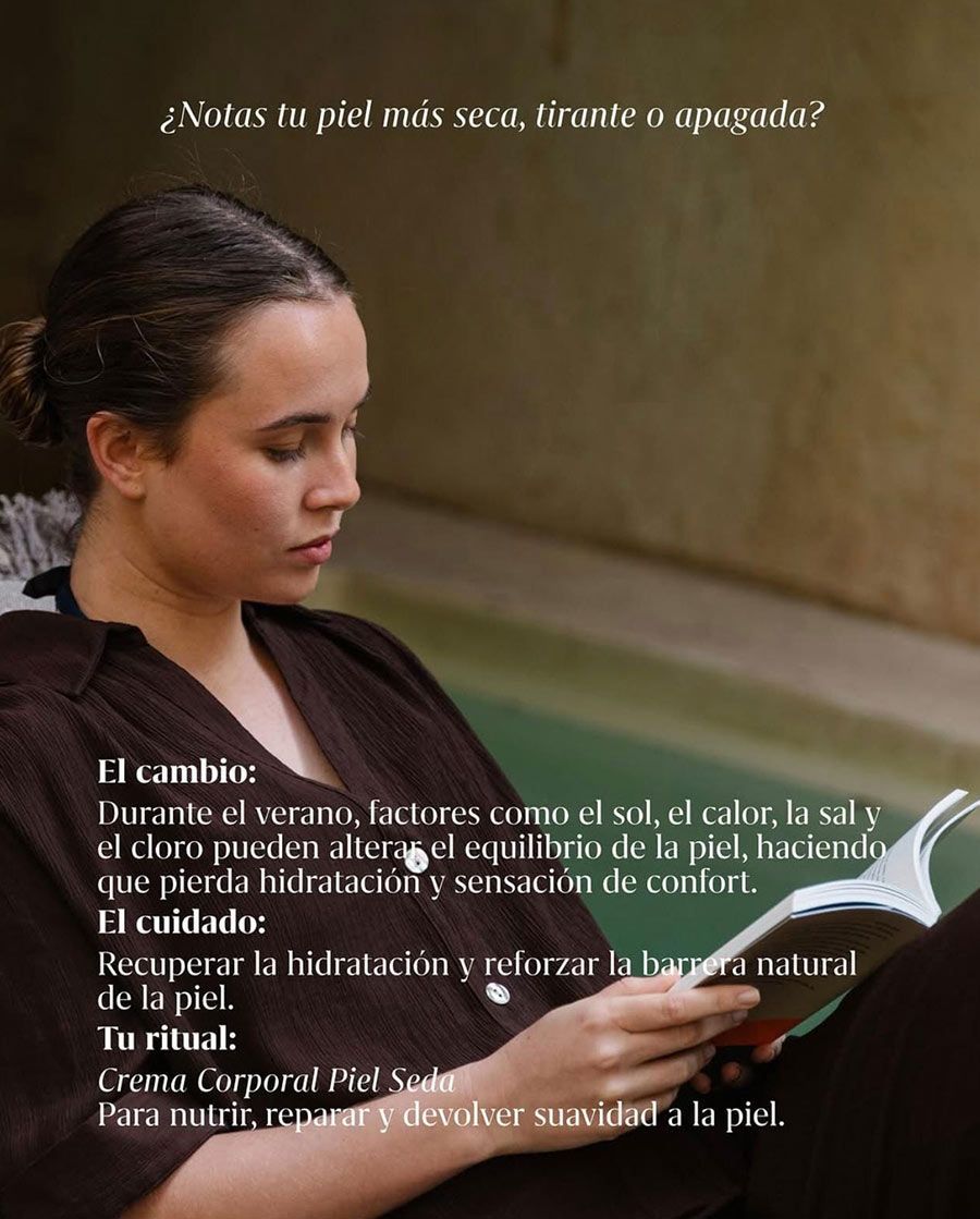 Mujer con túnica oscura sosteniendo un cuenco, con texto en español sobre hidratación de la piel sobre un fondo de tonos cálidos.