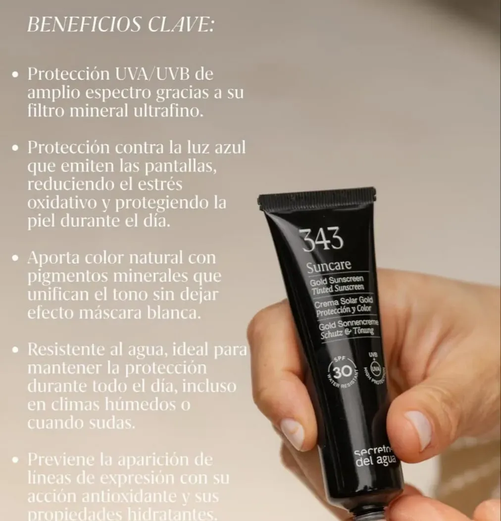 Una mano sostiene un tubo de protector solar negro junto a un texto en español que enumera sus beneficios.