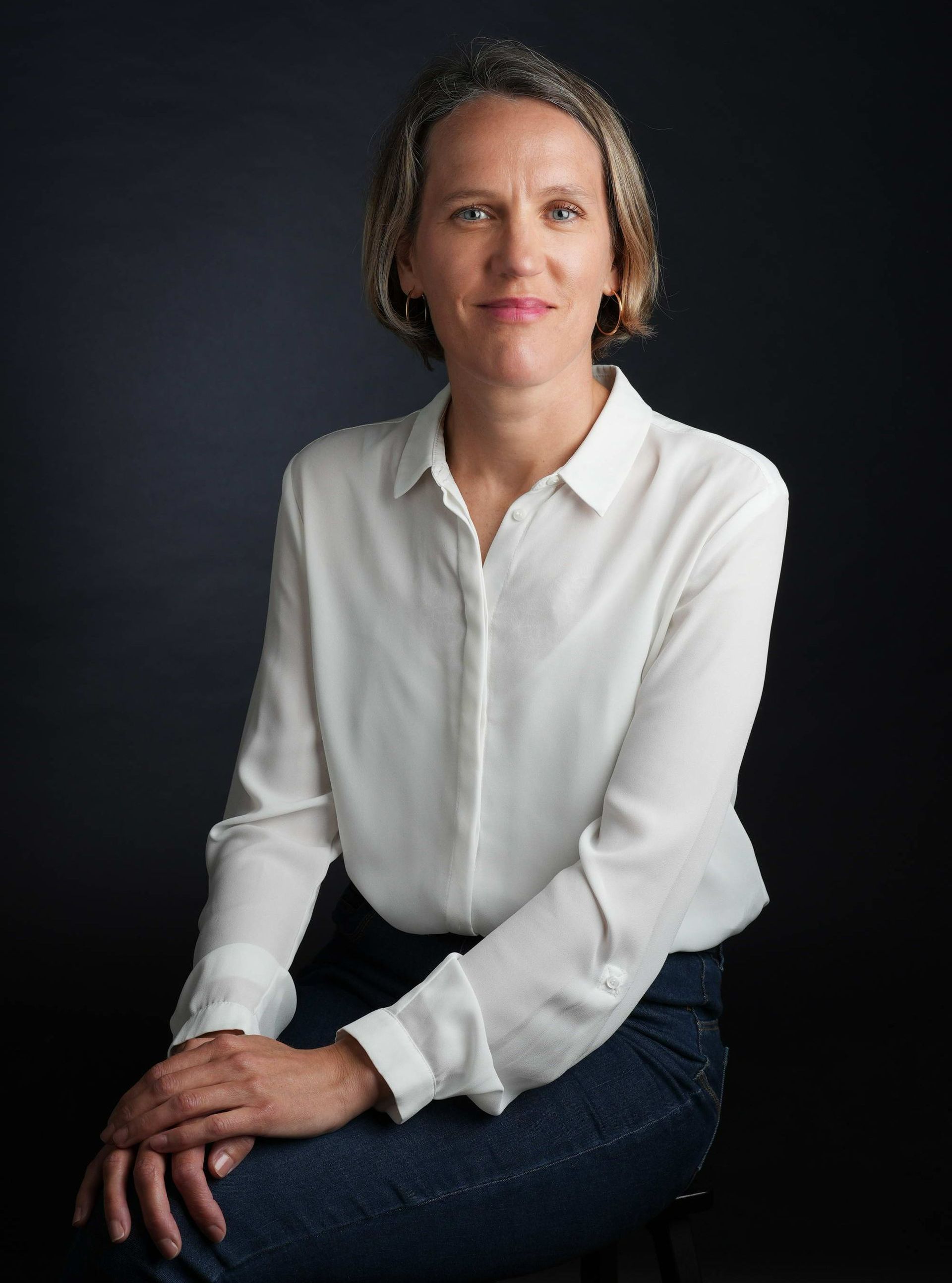 Maître HEURTEL souriante et croisant les bras