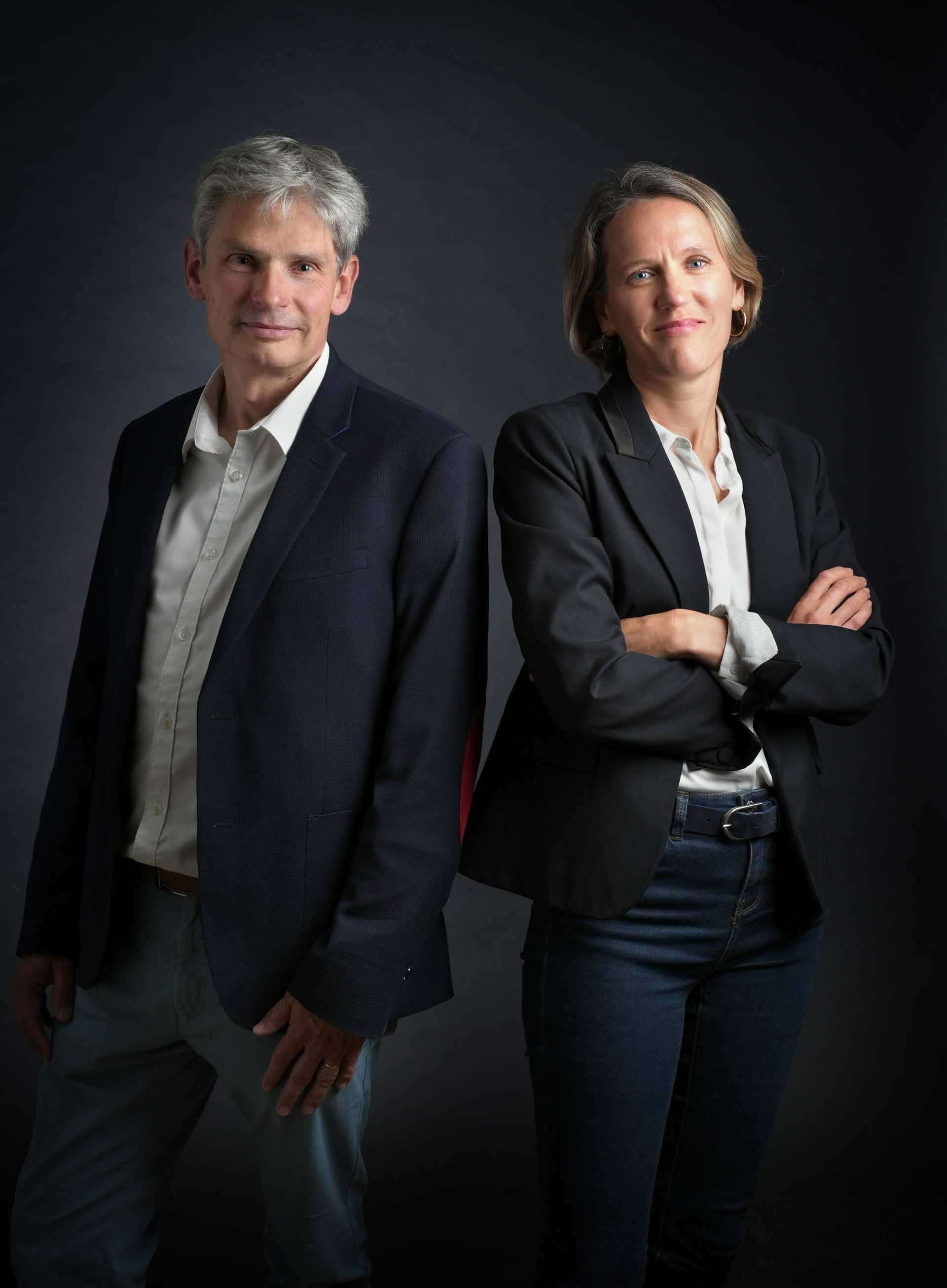 Maître Mélanie Heurtel croisant les bras