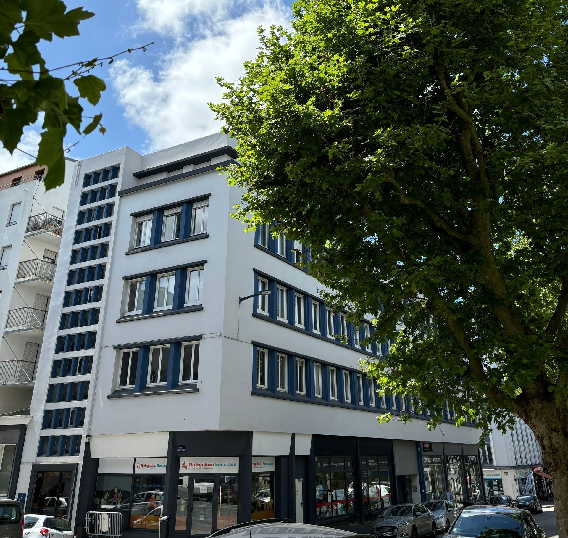 Un bâtiment avec beaucoup de fenêtres.