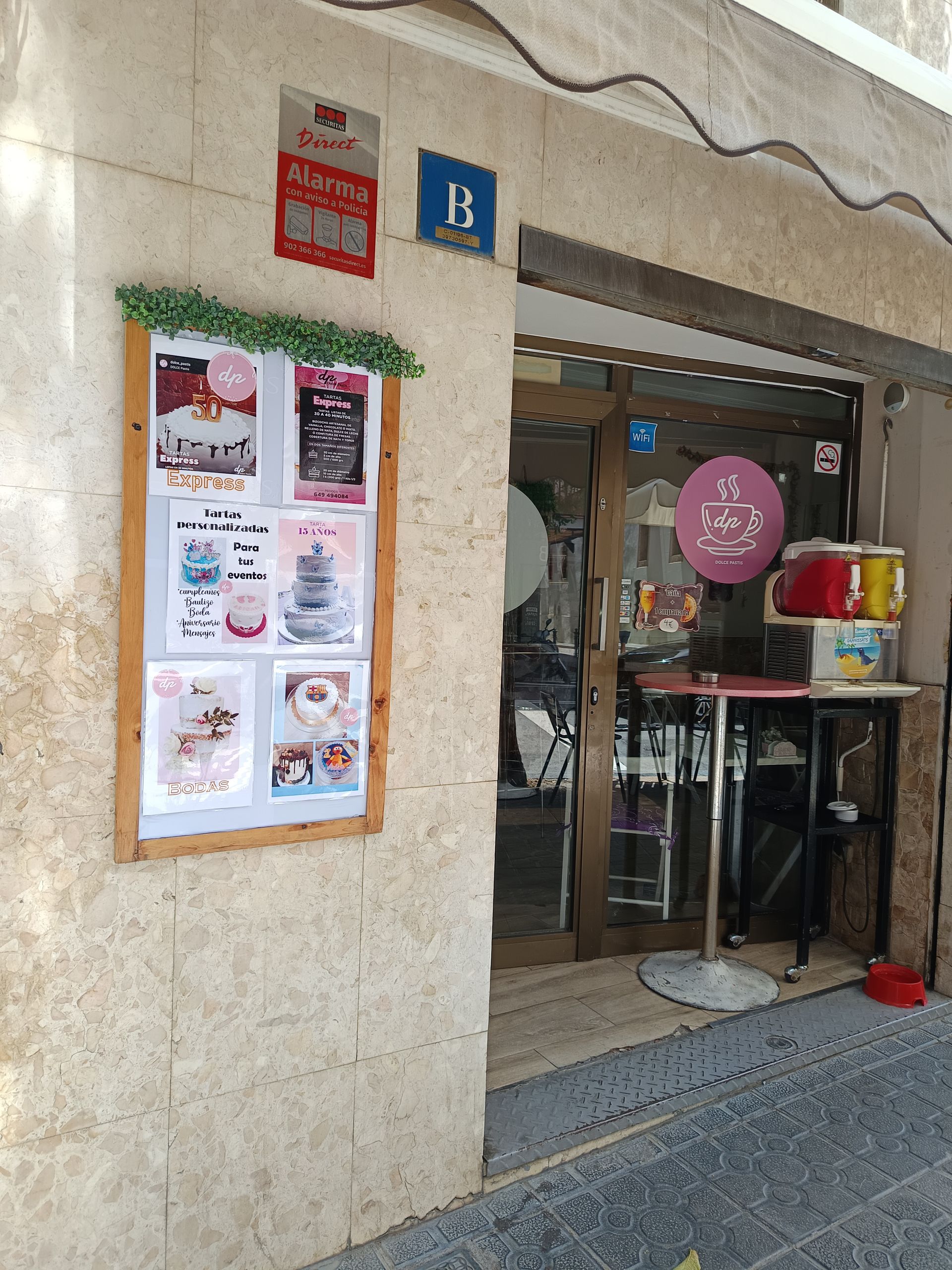 Un edificio con un cartel que dice h