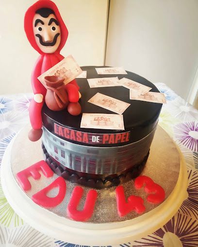 Un pastel con la palabra edu en él