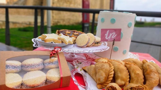 Una mesa cubierta con una variedad de galletas y pasteles.