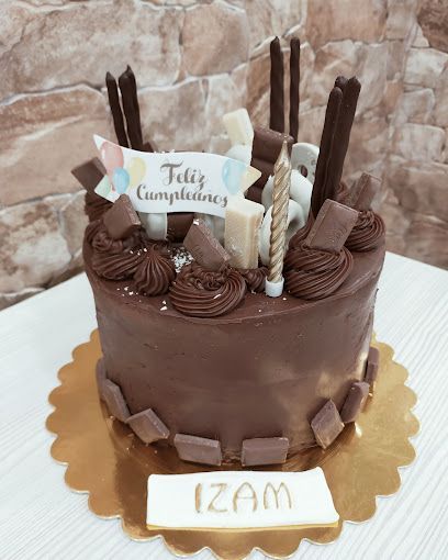 Sobre una mesa hay un pastel de chocolate con una etiqueta con un nombre.