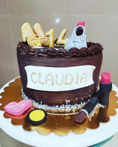 Un pastel de chocolate con el nombre Claudia.