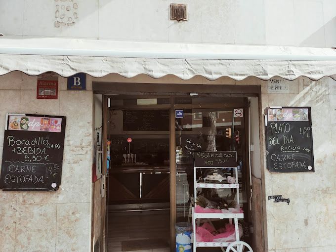 Un escaparate con un cartel que dice mayonesa.