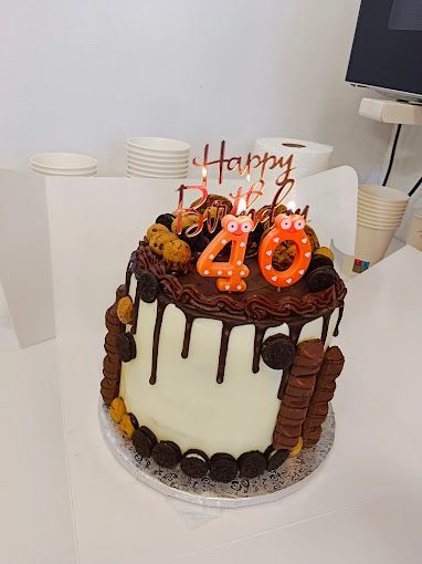 Un pastel de cumpleaños con el número 40 está sobre una mesa.