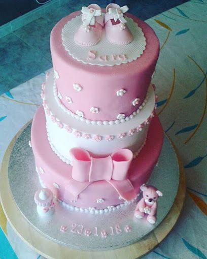 Un pastel rosa y blanco para una niña.