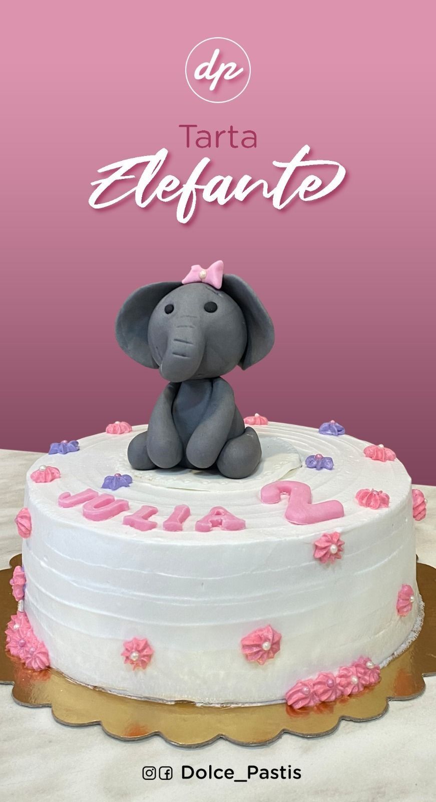Un pastel con un elefante encima.