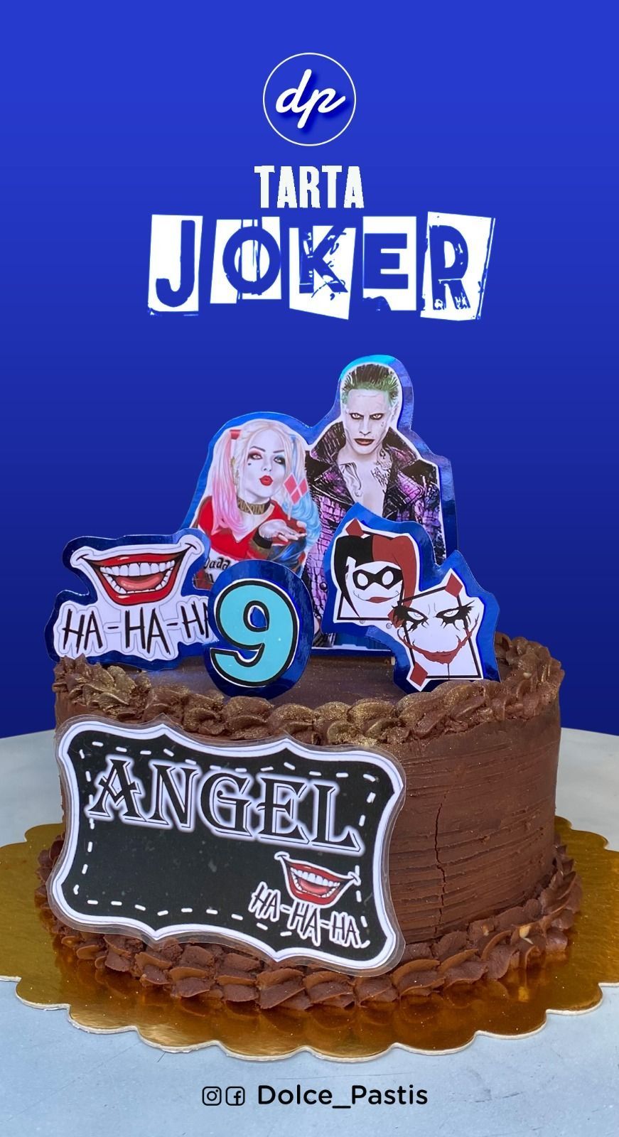 Un pastel de chocolate con un adorno de Joker encima.