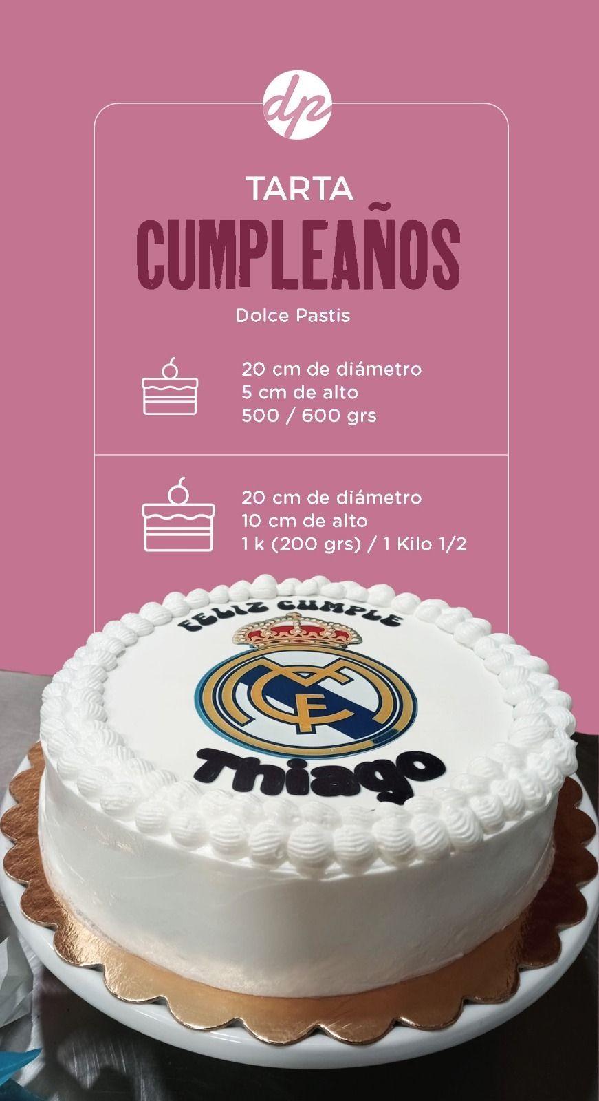 Una tarta de cumpleaños con el logo del Real Madrid.