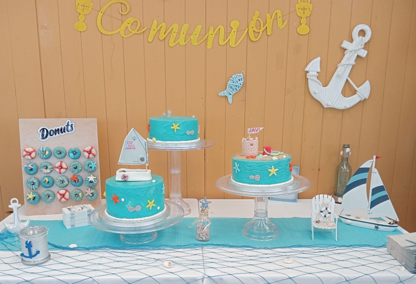 Una mesa con un montón de pasteles encima