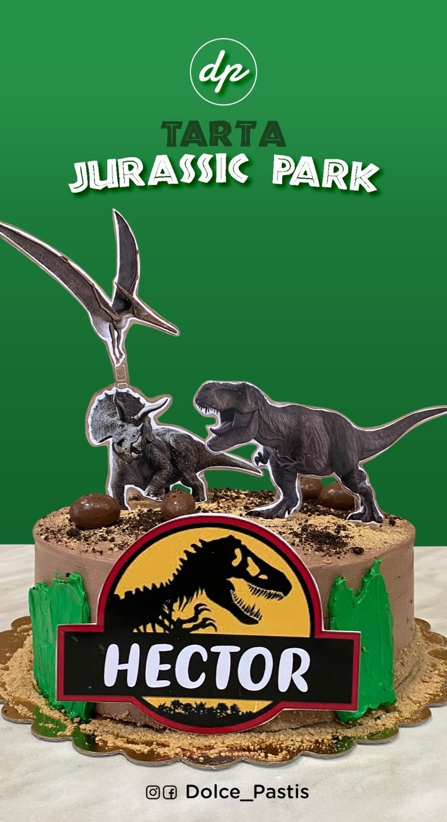 Un pastel con dinosaurios encima y el nombre Héctor.