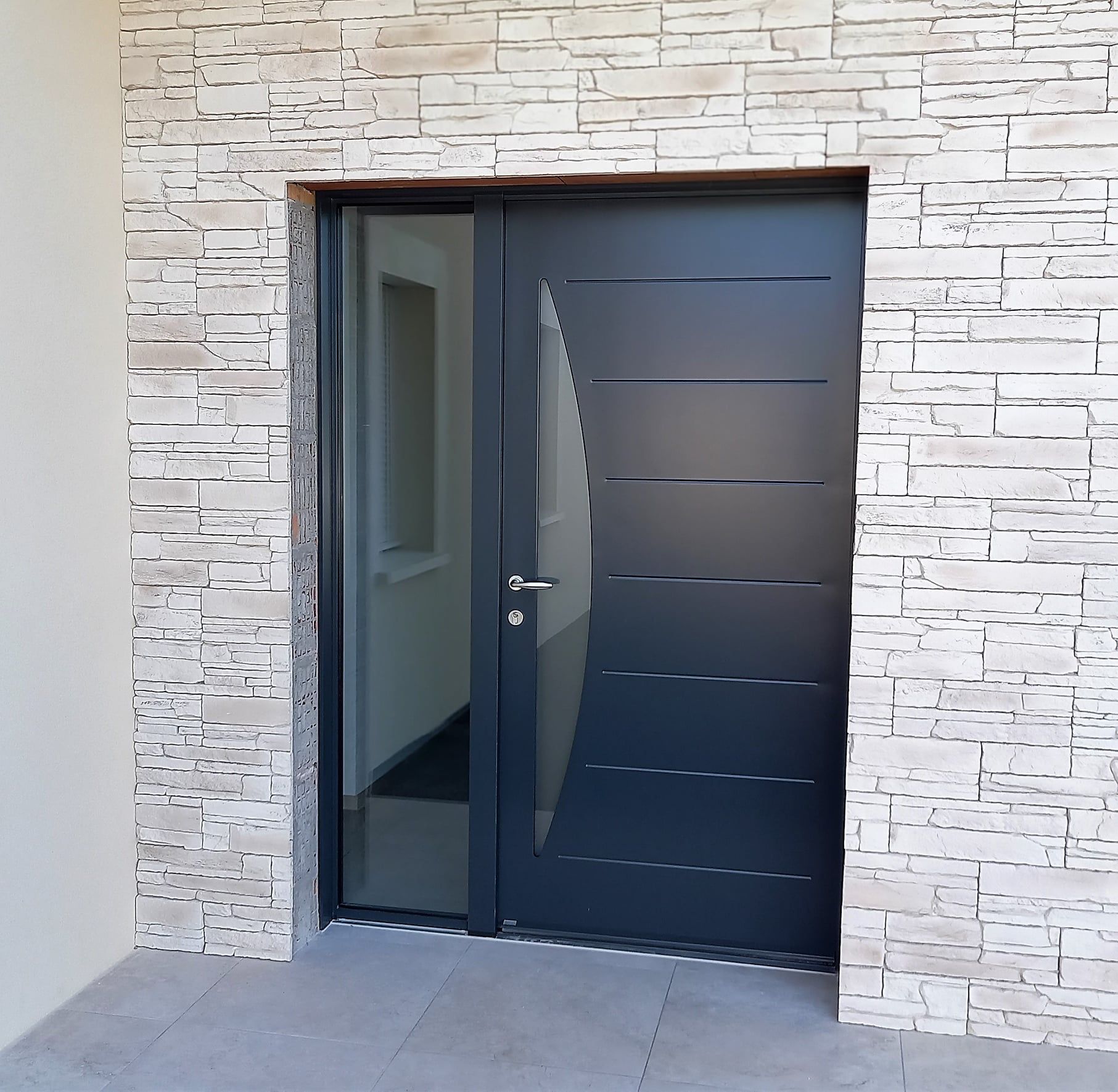 Une porte en bois clair.