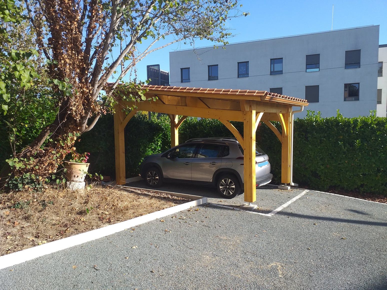 Un abri pour voiture.