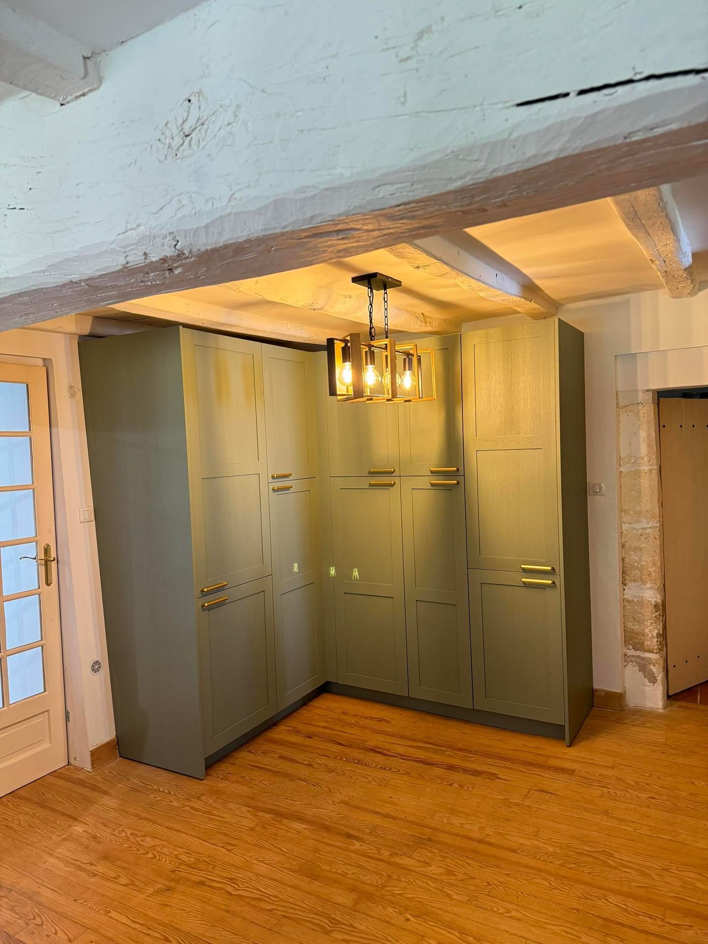 Des rangements verts.