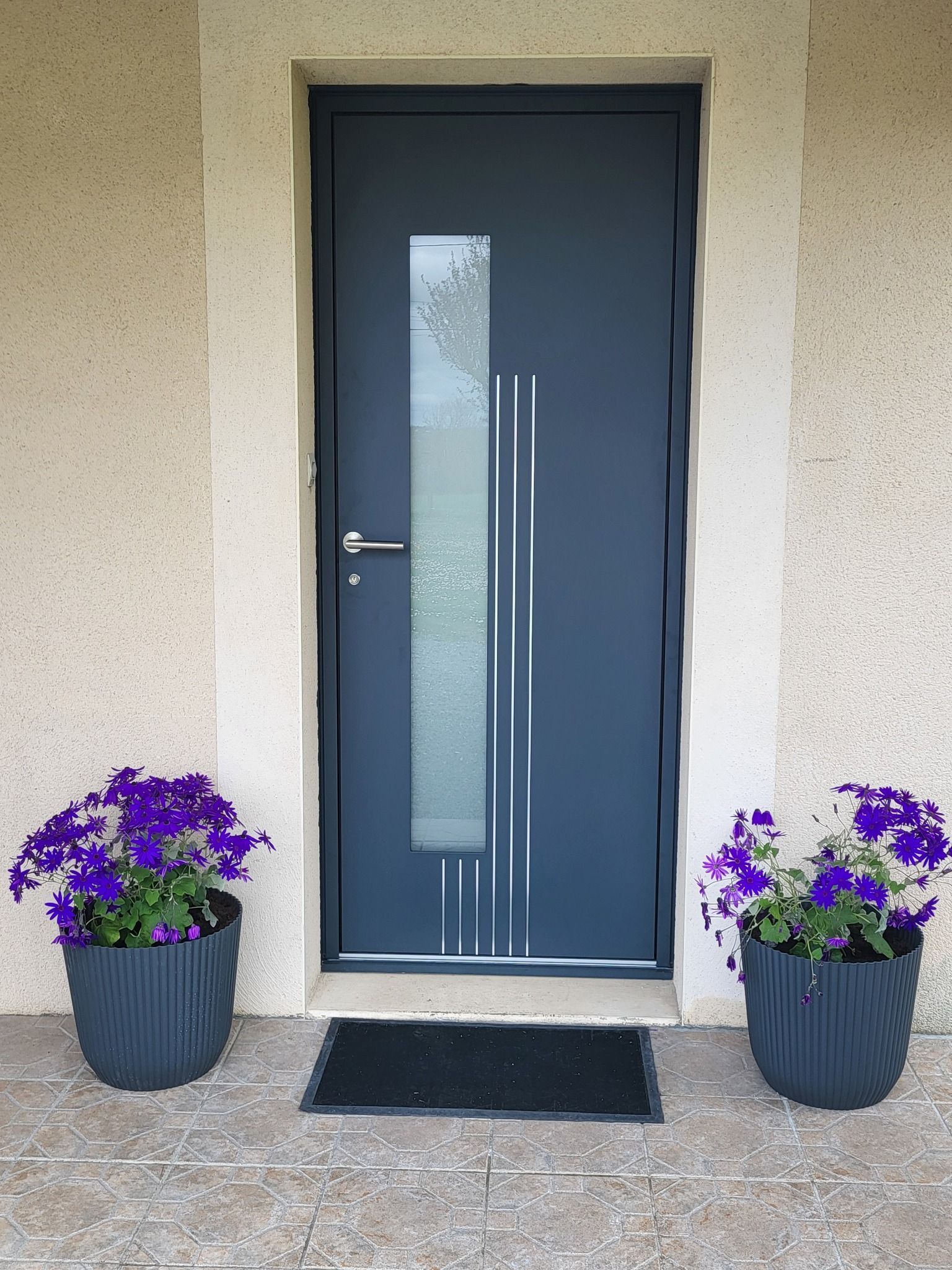 Une porte d'entrée ornée de rayures.