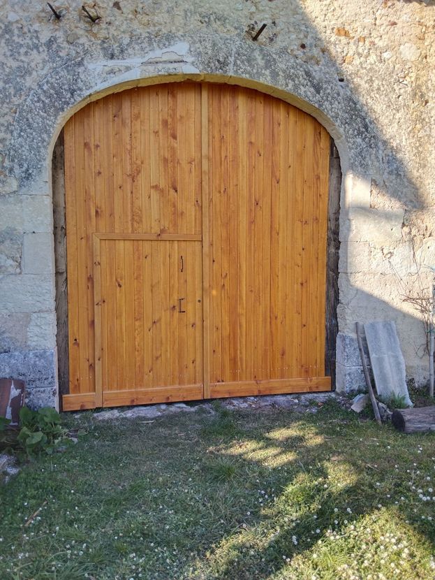 Une grande porte en bois.
