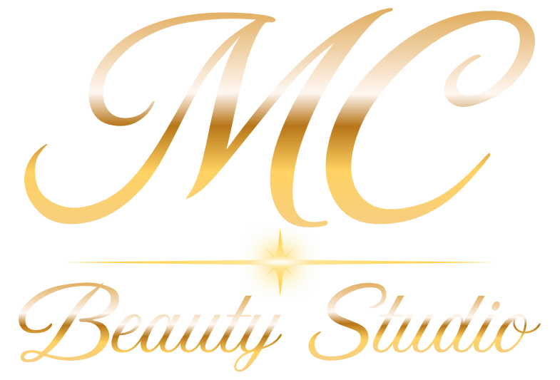 Logotipo dorado con la inscripción “MC Beauty Studio” sobre fondo blanco.
