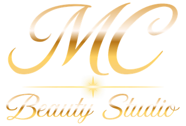 Logotipo dorado con la inscripción “MC Beauty Studio” sobre fondo blanco.