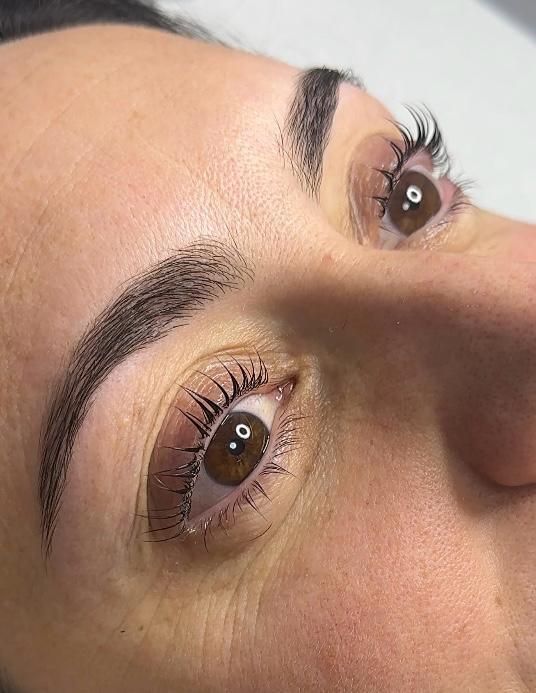 Primer plano de ojos con pestañas largas y cejas bien definidas.
