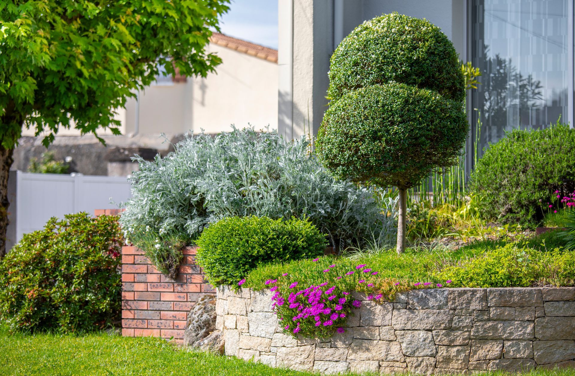 Jardinier avec un sécateur