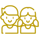 Un niño y una niña están parados uno al lado del otro y sonriendo.