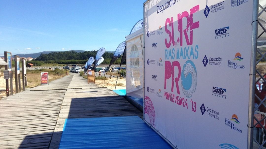 Un gran cartel que dice 