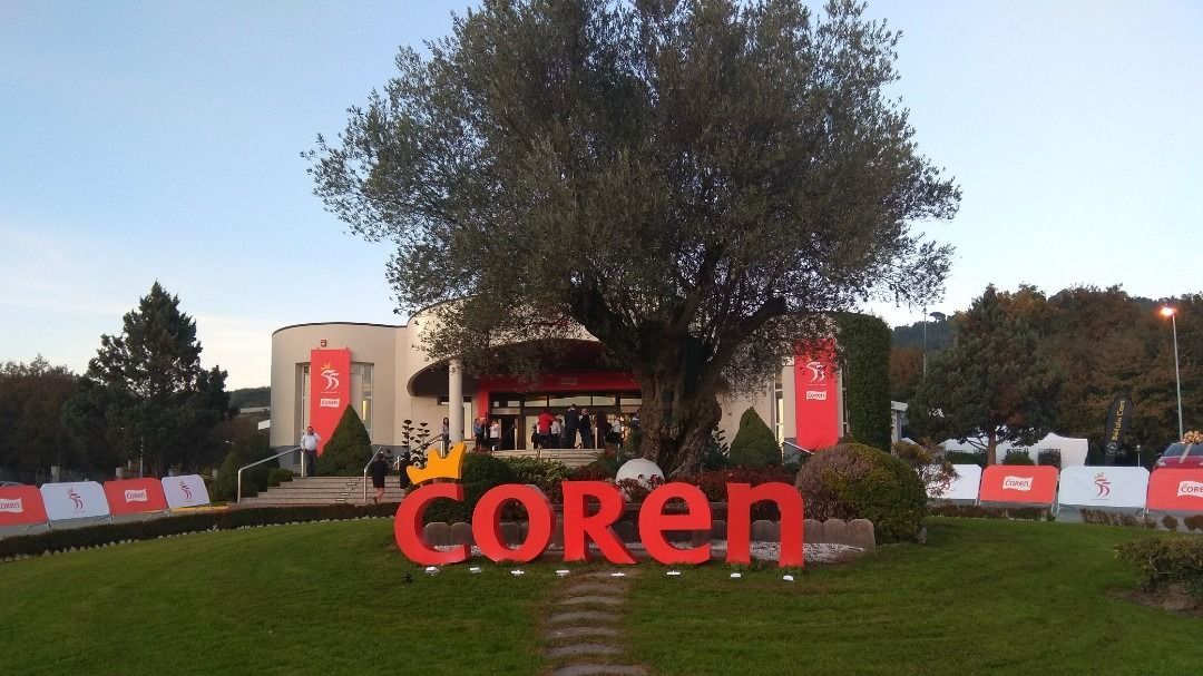 Un gran cartel de coren frente a un edificio