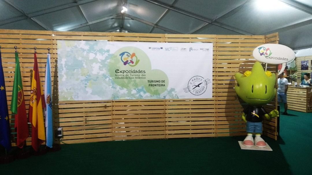 Una mascota verde está parada frente a una pared de madera.