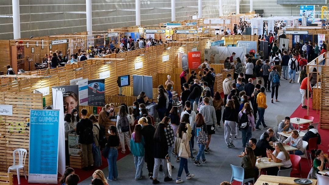 Un grupo grande de personas está de pie en una habitación grande.