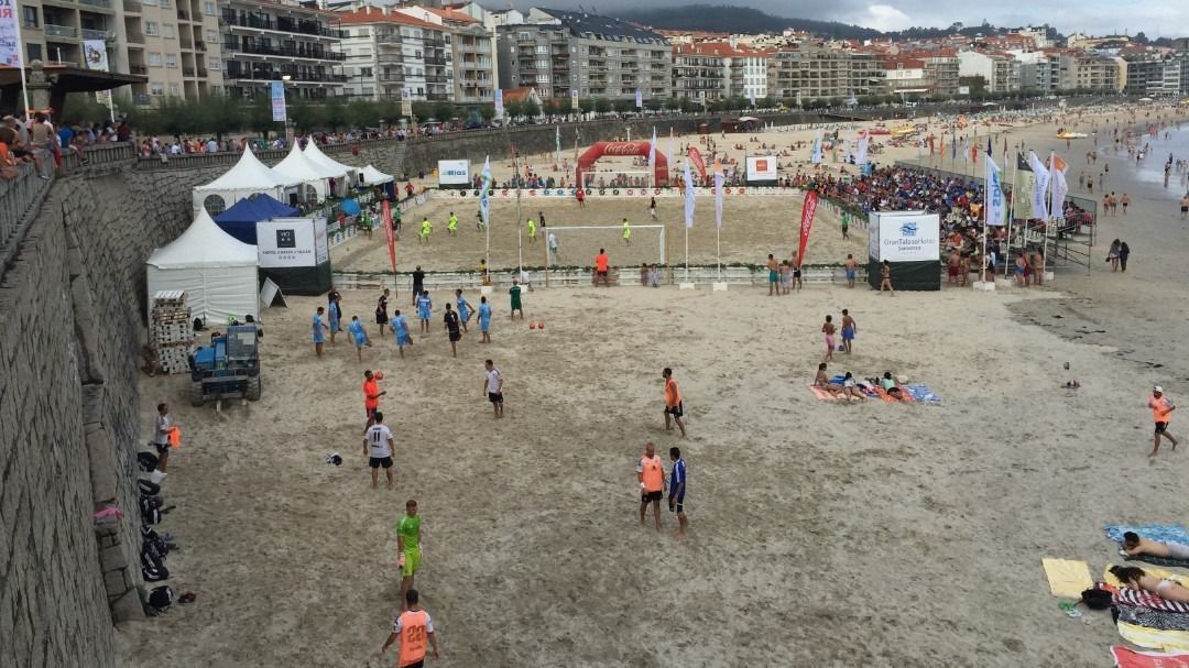 Un grupo de personas está jugando voleibol en una playa.