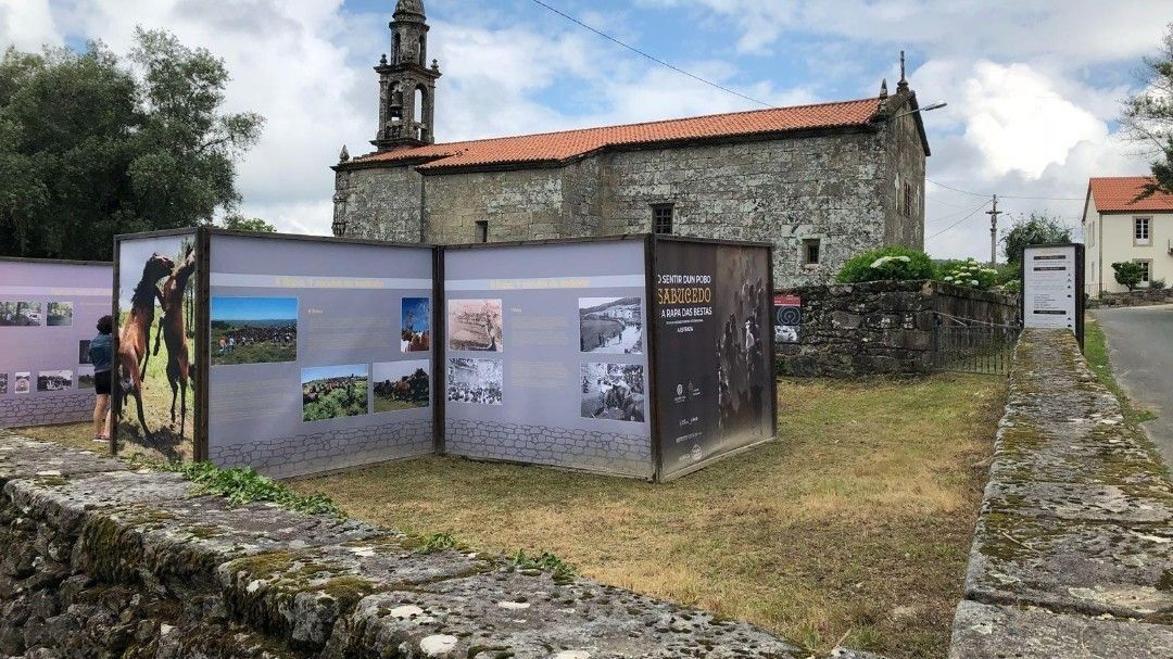 Un grupo de personas está de pie frente a un edificio de piedra.