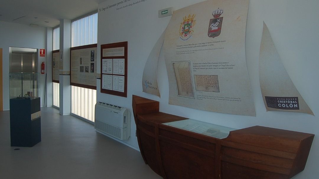 Una habitación con un velero en la pared